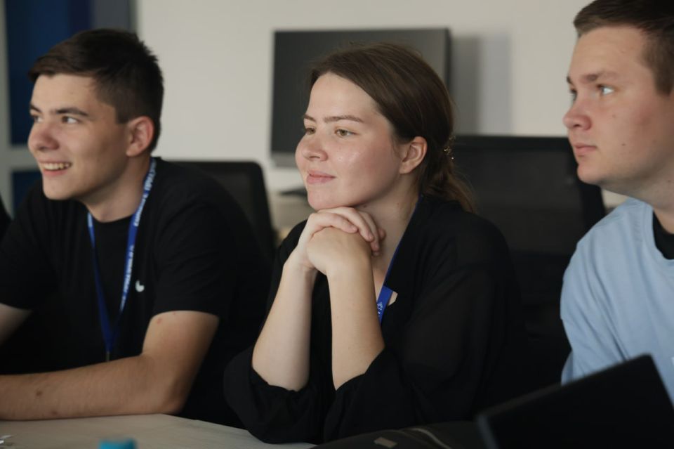 Дмитрий Ворона: Сегодня и завтра командам из десяти вузов Приазовья предстоят лекции и встречи, работа над презентациями и интеллектуальные игры Дмитрий Ворона: Сегодня и завтра командам из десяти вузов Приазовья предстоят лекции и встречи, работа над презентациями и интеллектуальные игры