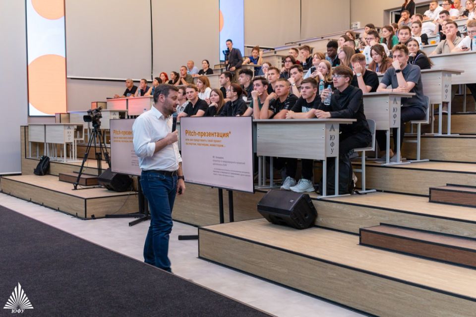 Дмитрий Ворона: Вчера в Таганроге стартовал Межрегиональный студенческий слет "Будущее Приазовья", организованный Советом Федерации совместно с РАНХиГС и Южным Федеральным университетом для интеграции молодежи воссоединенных... Дмитрий Ворона: Вчера в Таганроге стартовал Межрегиональный студенческий слет "Будущее Приазовья", организованный Советом Федерации совместно с РАНХиГС и Южным Федеральным университетом для интеграции молодежи воссоединенных...