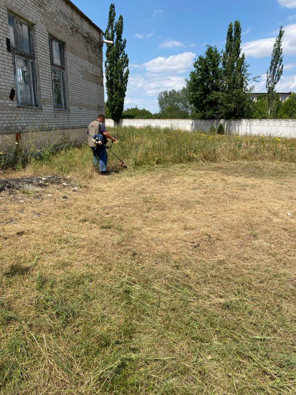 Сотрудники МУП «Жилсервис» продолжают благоустройство территории села Новобогдановка Сотрудники МУП «Жилсервис» продолжают благоустройство территории села Новобогдановка