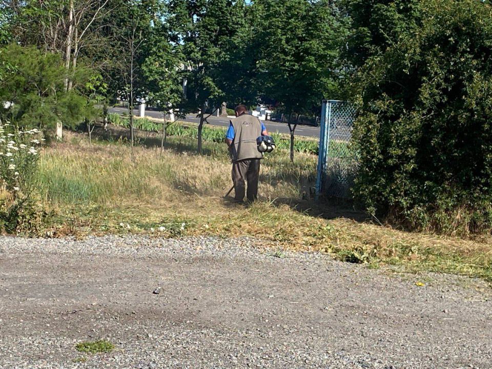 Сотрудники МУП «Жилсервис» продолжают благоустройство территории села Новобогдановка Сотрудники МУП «Жилсервис» продолжают благоустройство территории села Новобогдановка