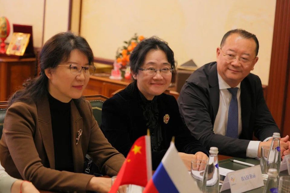 Впервые в истории ВАРМСУ мэры и депутаты из Китая прибыли в Дом местного самоуправления России Впервые в истории ВАРМСУ мэры и депутаты из Китая прибыли в Дом местного самоуправления России