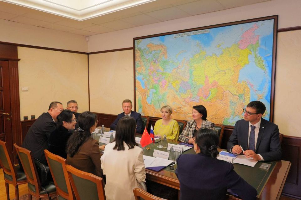 Впервые в истории ВАРМСУ мэры и депутаты из Китая прибыли в Дом местного самоуправления России Впервые в истории ВАРМСУ мэры и депутаты из Китая прибыли в Дом местного самоуправления России