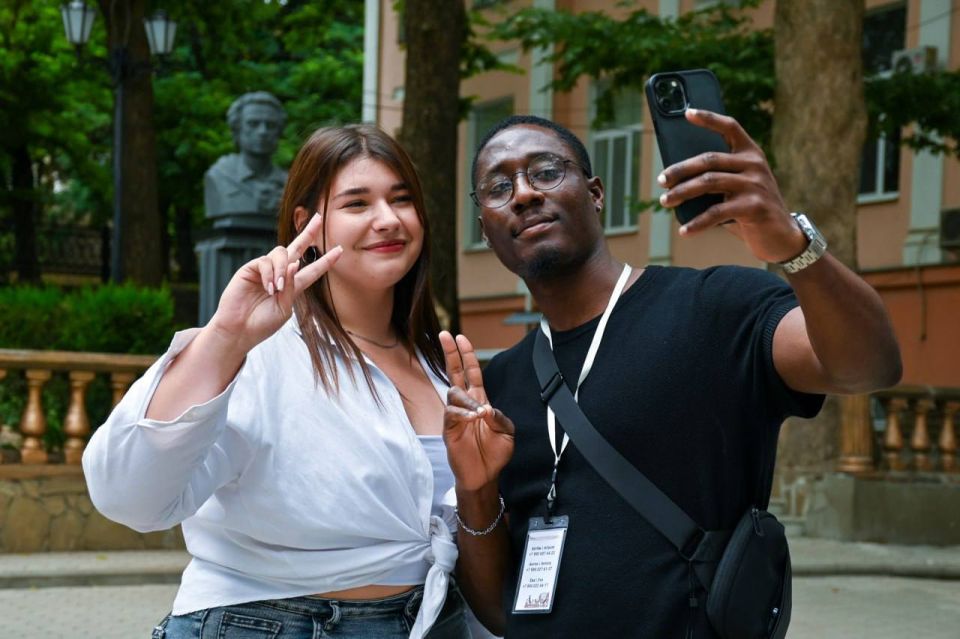 Африканские волонтеры прибыли в Мелитополь для участия в гуманитарных акциях Африканские волонтеры прибыли в Мелитополь для участия в гуманитарных акциях