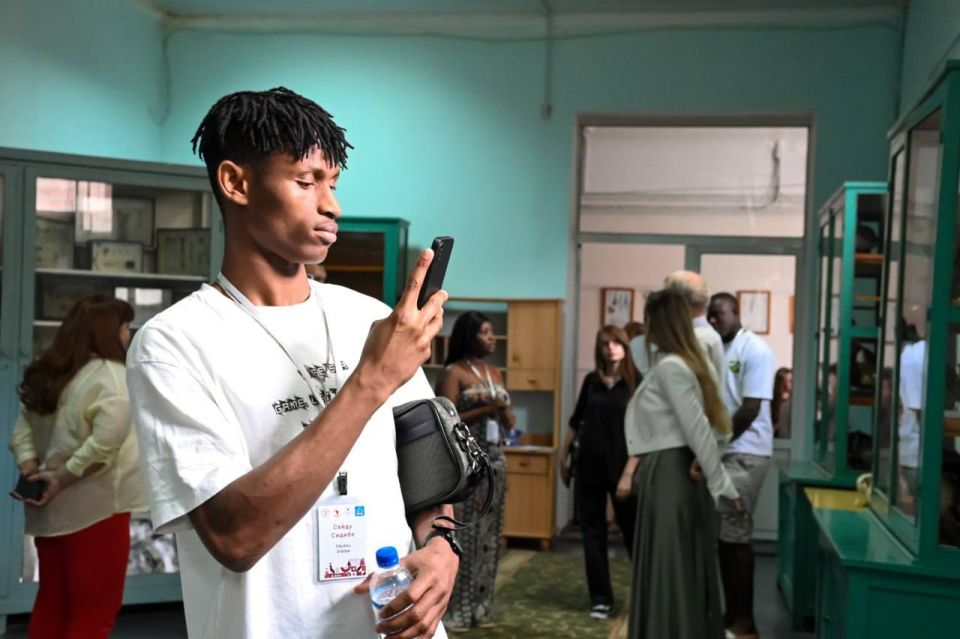 Африканские волонтеры прибыли в Мелитополь для участия в гуманитарных акциях Африканские волонтеры прибыли в Мелитополь для участия в гуманитарных акциях