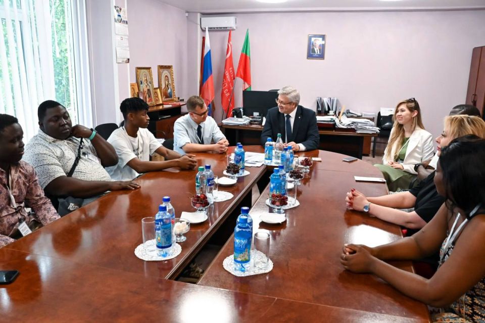 Африканские волонтеры прибыли в Мелитополь для участия в гуманитарных акциях Африканские волонтеры прибыли в Мелитополь для участия в гуманитарных акциях