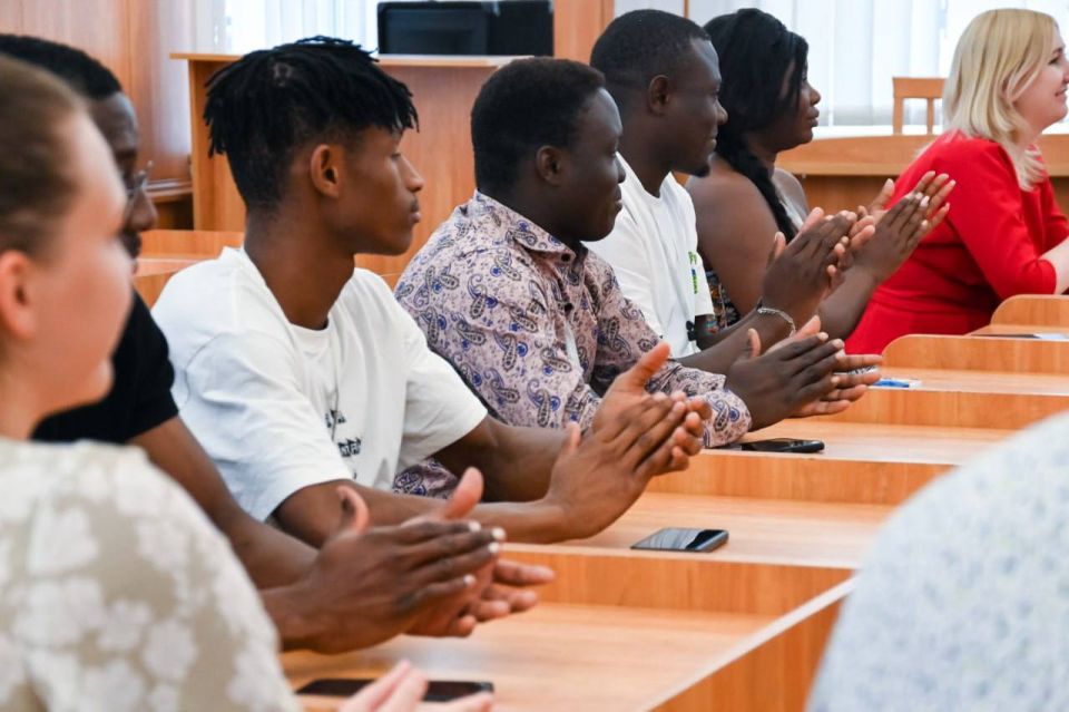 Африканские волонтеры прибыли в Мелитополь для участия в гуманитарных акциях Африканские волонтеры прибыли в Мелитополь для участия в гуманитарных акциях