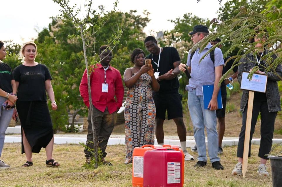 Африканские волонтеры посадили в Мелитополе дерево в память о героях борьбы с нацизмом Африканские волонтеры посадили в Мелитополе дерево в память о героях борьбы с нацизмом