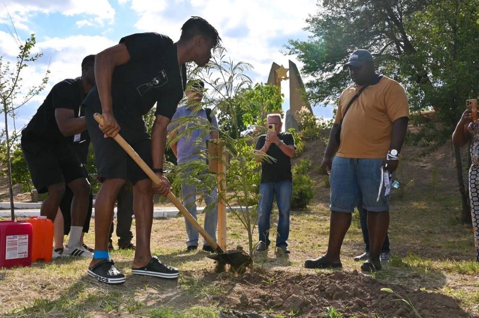 Африканские волонтеры посадили в Мелитополе дерево в память о героях борьбы с нацизмом Африканские волонтеры посадили в Мелитополе дерево в память о героях борьбы с нацизмом