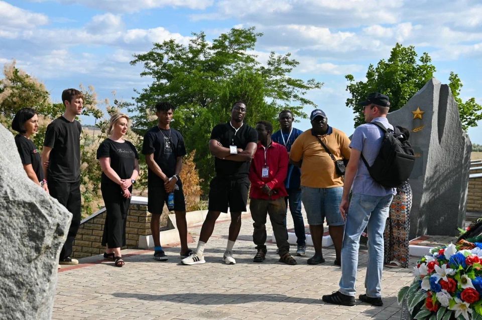 Африканские волонтеры посадили в Мелитополе дерево в память о героях борьбы с нацизмом Африканские волонтеры посадили в Мелитополе дерево в память о героях борьбы с нацизмом