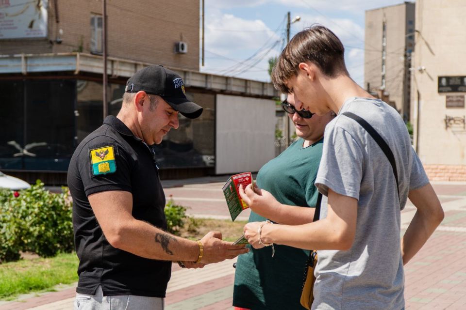 #STOPТеррор. Сотрудники отдела молодежной политики МКУ «Управление культуры, спорта и молодежной политики» администрации городского округа Мелитополь совместно с активистами Волонтерской Роты Боевого Братства провели... #STOPТеррор. Сотрудники отдела молодежной политики МКУ «Управление культуры, спорта и молодежной политики» администрации городского округа Мелитополь совместно с активистами Волонтерской Роты Боевого Братства провели...
