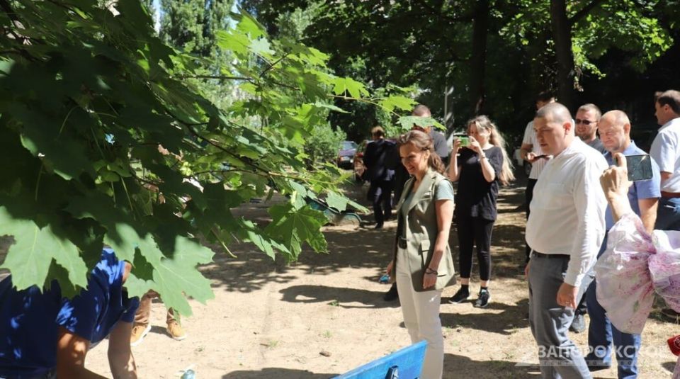 Вице-спикер Госдумы Анна Кузнецова провела мониторинг детских площадок в Мелитополе Вице-спикер Госдумы Анна Кузнецова провела мониторинг детских площадок в Мелитополе