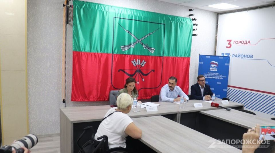 Вице-спикер Госдумы Анна Кузнецова провела мониторинг детских площадок в Мелитополе Вице-спикер Госдумы Анна Кузнецова провела мониторинг детских площадок в Мелитополе