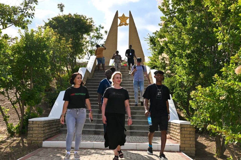 Африканские волонтеры посадили в Мелитополе дерево в память о героях борьбы с нацизмом Африканские волонтеры посадили в Мелитополе дерево в память о героях борьбы с нацизмом