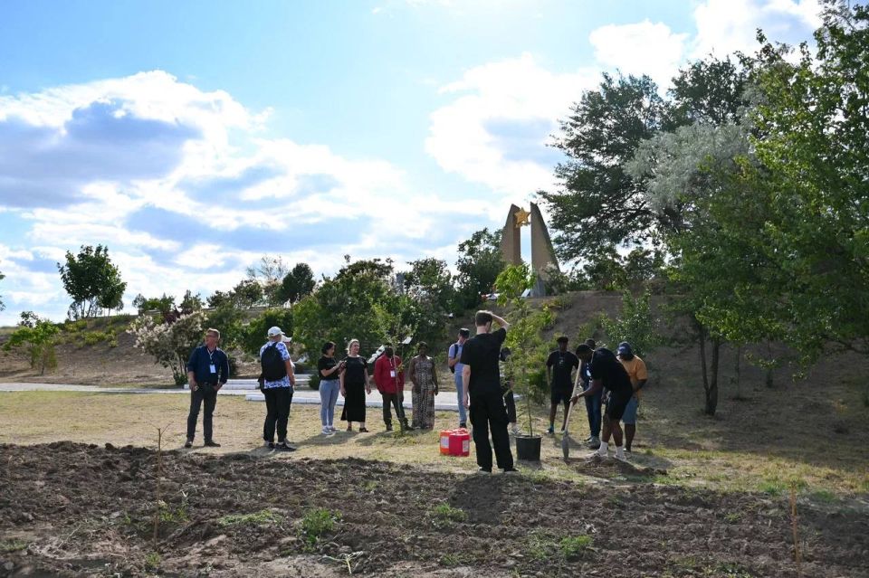 Африканские волонтеры посадили в Мелитополе дерево в память о героях борьбы с нацизмом Африканские волонтеры посадили в Мелитополе дерево в память о героях борьбы с нацизмом