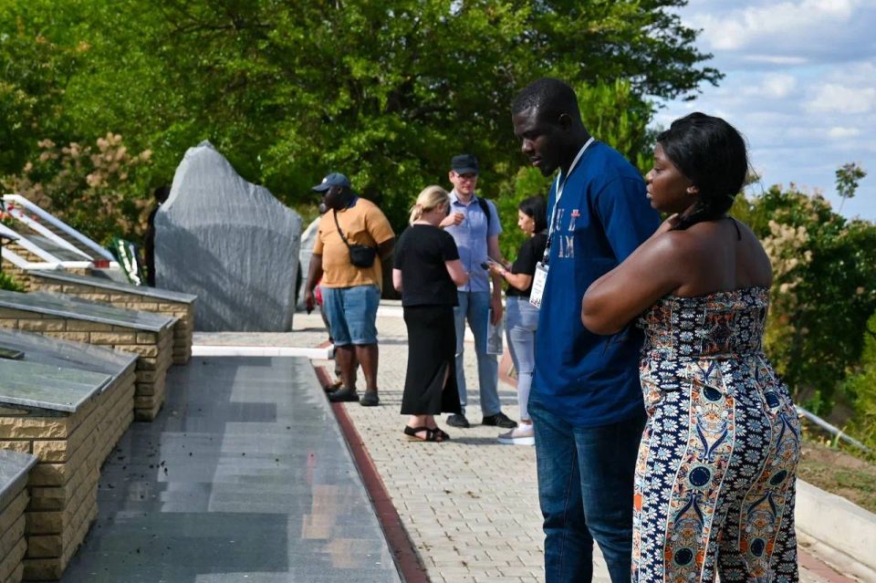 Африканские волонтеры посадили в Мелитополе дерево в память о героях борьбы с нацизмом Африканские волонтеры посадили в Мелитополе дерево в память о героях борьбы с нацизмом