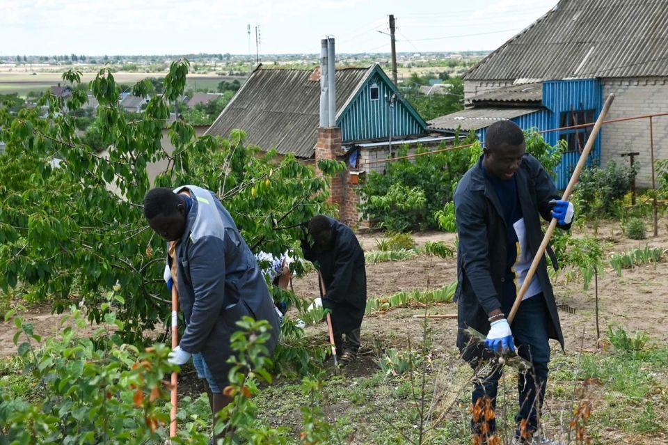 Африканские волонтеры помогли пожилым жителям Мелитополя Африканские волонтеры помогли пожилым жителям Мелитополя