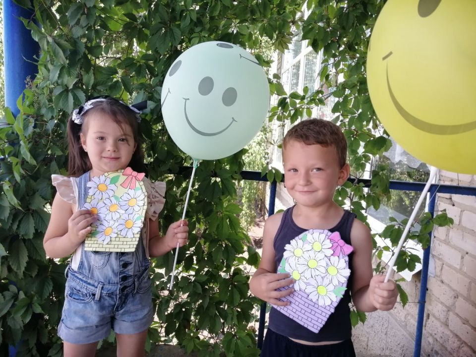 В Долинском клубе досуга прошёл мастер-класс «Корзина с ромашками» ко Дню семьи В Долинском клубе досуга прошёл мастер-класс «Корзина с ромашками» ко Дню семьи