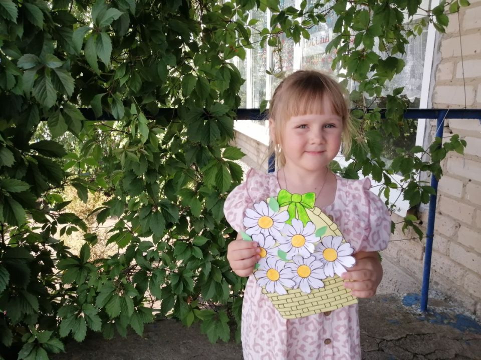 В Долинском клубе досуга прошёл мастер-класс «Корзина с ромашками» ко Дню семьи В Долинском клубе досуга прошёл мастер-класс «Корзина с ромашками» ко Дню семьи