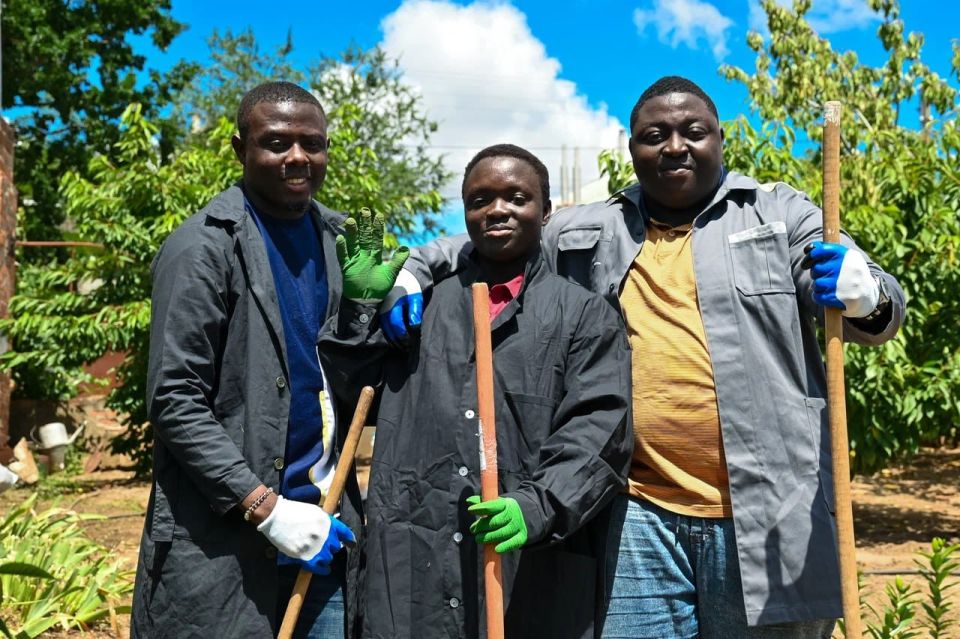 Африканские волонтеры помогли пожилым жителям Мелитополя Африканские волонтеры помогли пожилым жителям Мелитополя