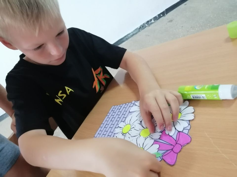 В Долинском клубе досуга прошёл мастер-класс «Корзина с ромашками» ко Дню семьи В Долинском клубе досуга прошёл мастер-класс «Корзина с ромашками» ко Дню семьи