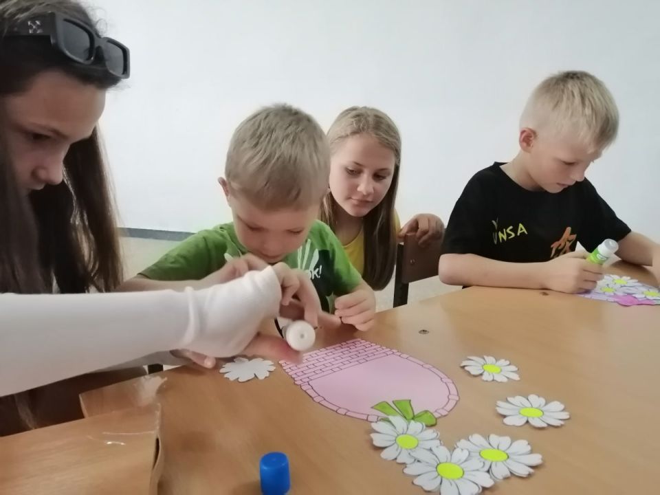 В Долинском клубе досуга прошёл мастер-класс «Корзина с ромашками» ко Дню семьи В Долинском клубе досуга прошёл мастер-класс «Корзина с ромашками» ко Дню семьи