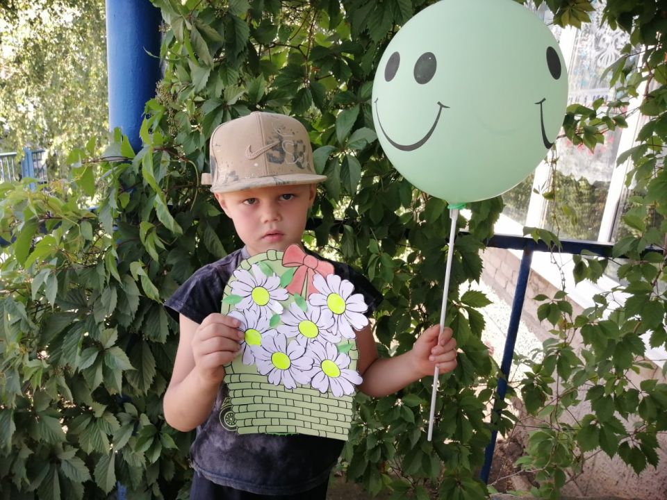 В Долинском клубе досуга прошёл мастер-класс «Корзина с ромашками» ко Дню семьи В Долинском клубе досуга прошёл мастер-класс «Корзина с ромашками» ко Дню семьи