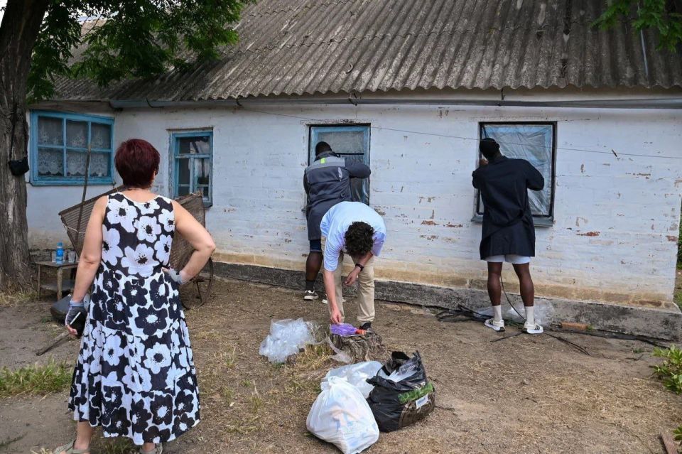 Африканские волонтеры передали гуманитарную помощь школьникам в Мелитополе Африканские волонтеры передали гуманитарную помощь школьникам в Мелитополе