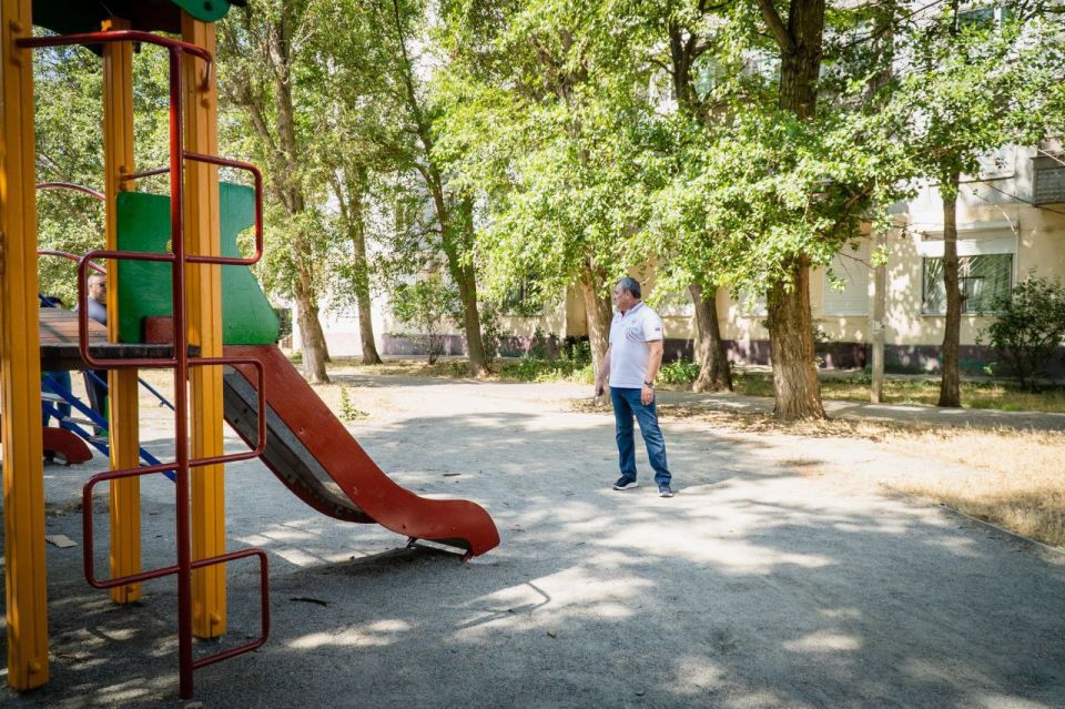 Сергей Золотарёв проверил состояние детских площадок в Мелитополе Сергей Золотарёв проверил состояние детских площадок в Мелитополе