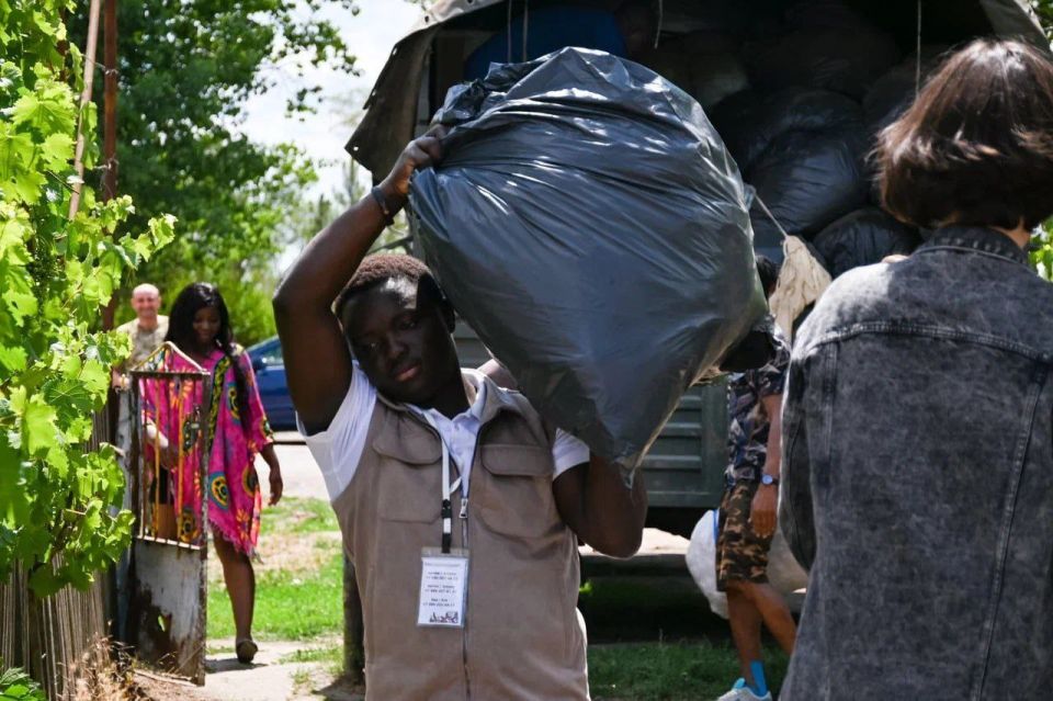 Африканские волонтеры передали гуманитарную помощь школьникам в Мелитополе Африканские волонтеры передали гуманитарную помощь школьникам в Мелитополе
