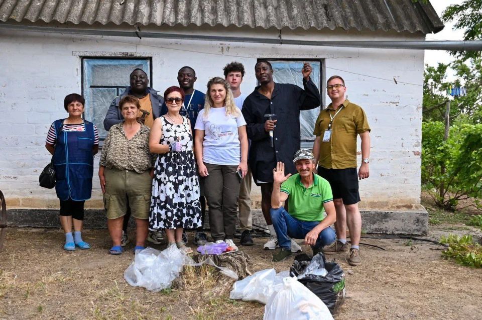 Африканские волонтеры передали гуманитарную помощь школьникам в Мелитополе Африканские волонтеры передали гуманитарную помощь школьникам в Мелитополе
