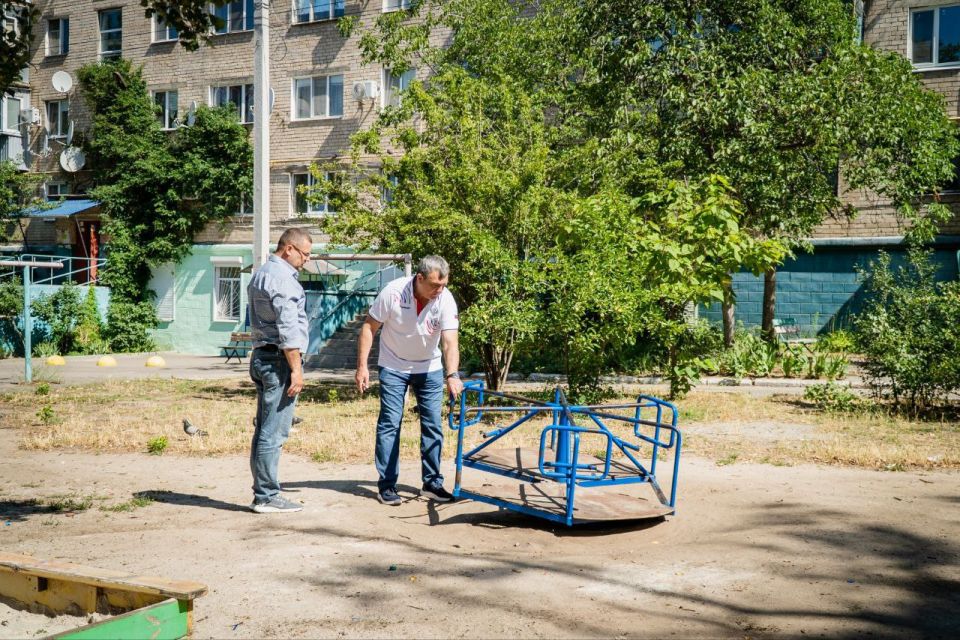 Сергей Золотарёв проверил состояние детских площадок в Мелитополе Сергей Золотарёв проверил состояние детских площадок в Мелитополе