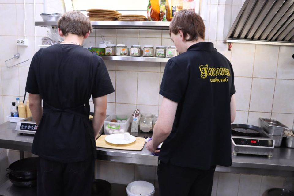 Трудоустройство несовершеннолетних – тема, которая с каждым годом становится все более актуальной Трудоустройство несовершеннолетних – тема, которая с каждым годом становится все более актуальной