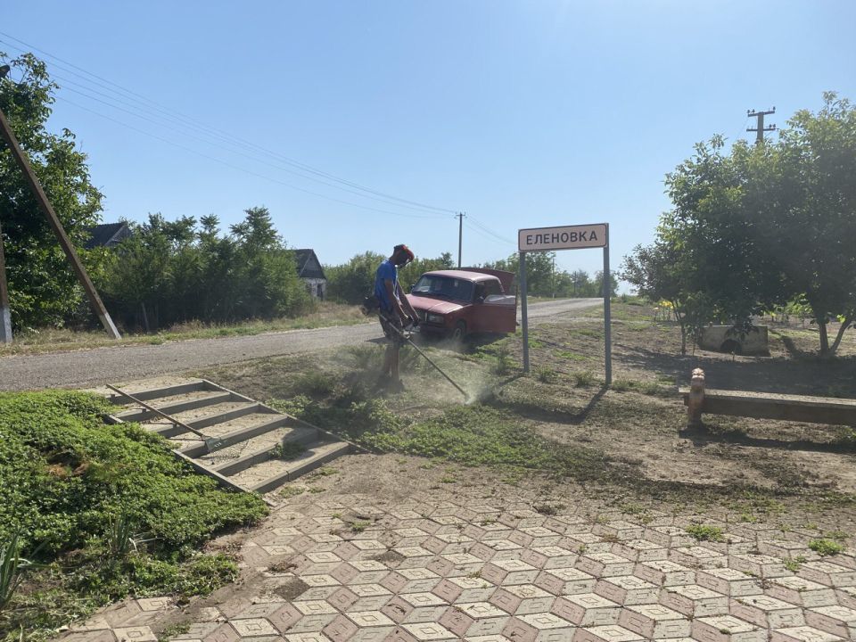 Сотрудники МУП «Жилсервис» Астраханского ТО провели уборку территории у памятника ВОВ в селе Еленовка Сотрудники МУП «Жилсервис» Астраханского ТО провели уборку территории у памятника ВОВ в селе Еленовка