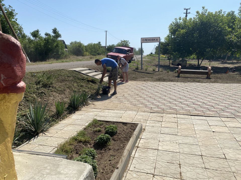 Сотрудники МУП «Жилсервис» Астраханского ТО провели уборку территории у памятника ВОВ в селе Еленовка Сотрудники МУП «Жилсервис» Астраханского ТО провели уборку территории у памятника ВОВ в селе Еленовка