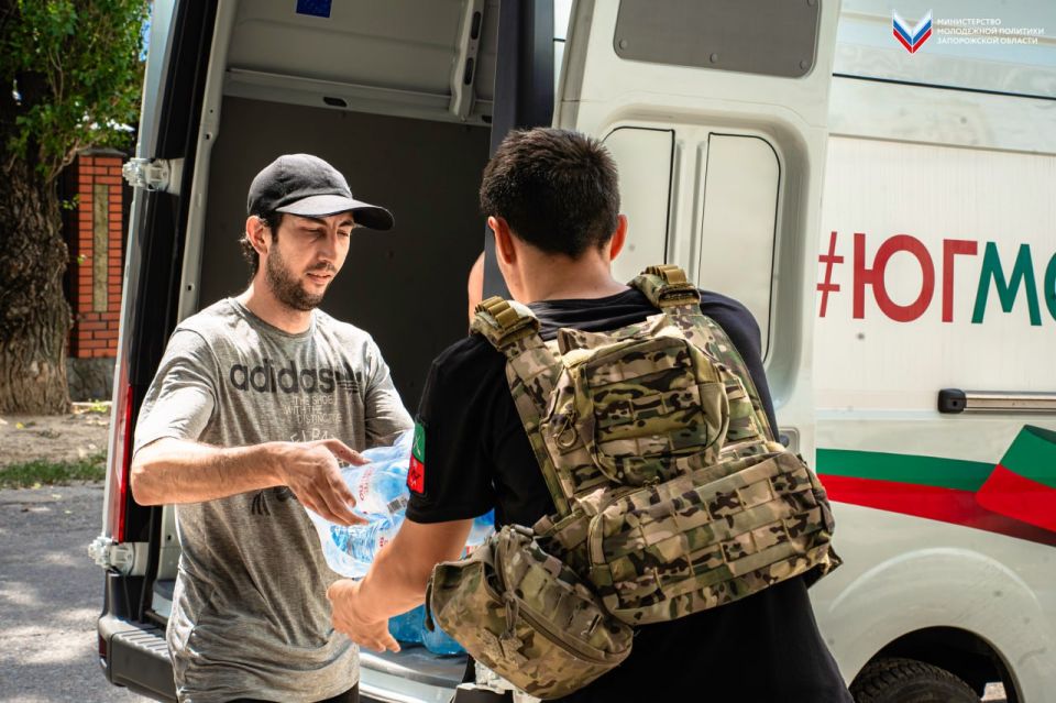 Гуманитарные выезды: волонтёры доставили питьевую воду в Мелитопольском и Васильевском районах Гуманитарные выезды: волонтёры доставили питьевую воду в Мелитопольском и Васильевском районах