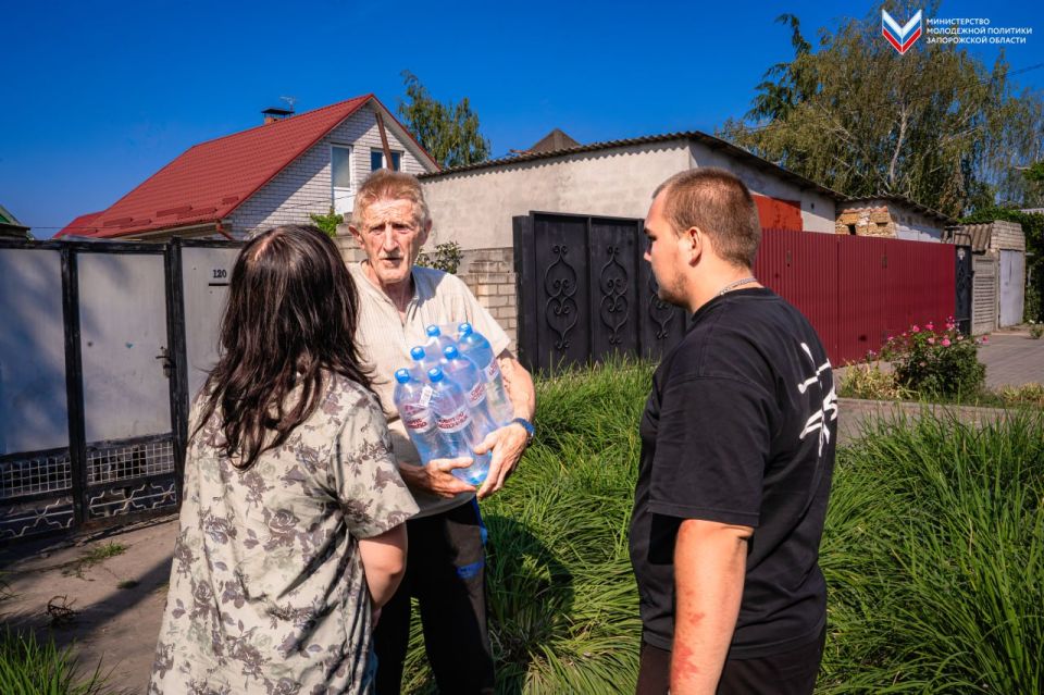Гуманитарные выезды: волонтёры доставили питьевую воду в Мелитопольском и Васильевском районах Гуманитарные выезды: волонтёры доставили питьевую воду в Мелитопольском и Васильевском районах