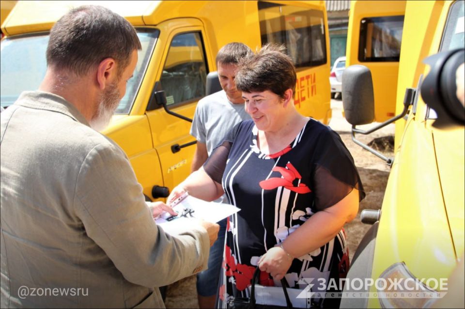 Министр образования передал новые автобусы представителям 10 школ Запорожской области Министр образования передал новые автобусы представителям 10 школ Запорожской области
