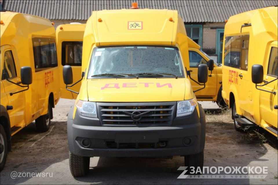 Министр образования передал новые автобусы представителям 10 школ Запорожской области Министр образования передал новые автобусы представителям 10 школ Запорожской области