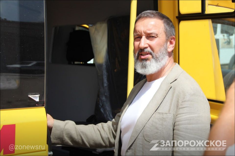 Министр образования передал новые автобусы представителям 10 школ Запорожской области Министр образования передал новые автобусы представителям 10 школ Запорожской области