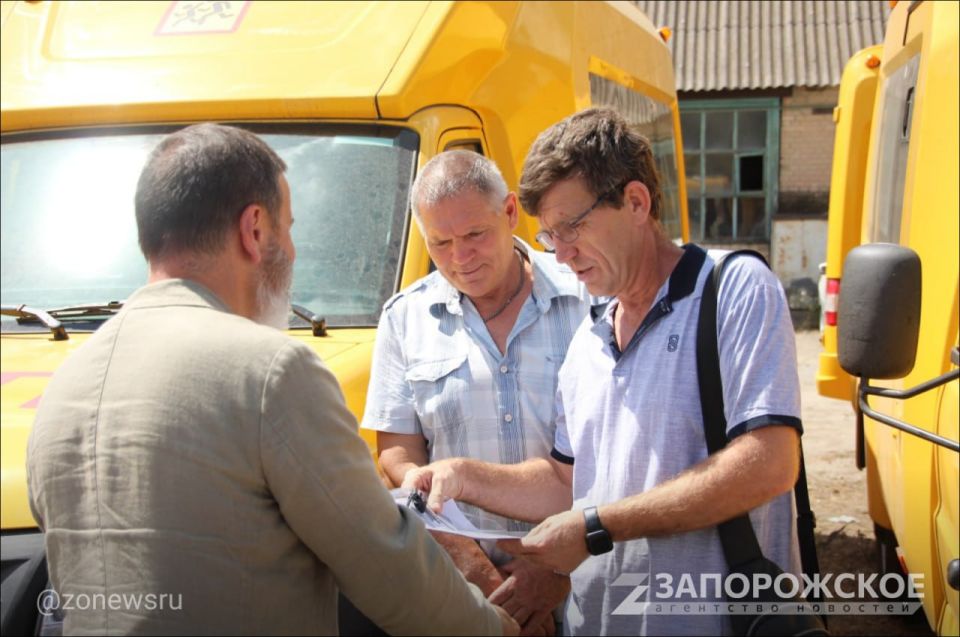 Министр образования передал новые автобусы представителям 10 школ Запорожской области Министр образования передал новые автобусы представителям 10 школ Запорожской области