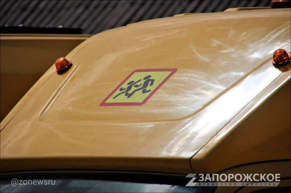 Министр образования передал новые автобусы представителям 10 школ Запорожской области Министр образования передал новые автобусы представителям 10 школ Запорожской области