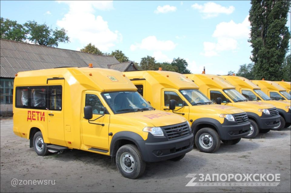 Министр образования передал новые автобусы представителям 10 школ Запорожской области Министр образования передал новые автобусы представителям 10 школ Запорожской области