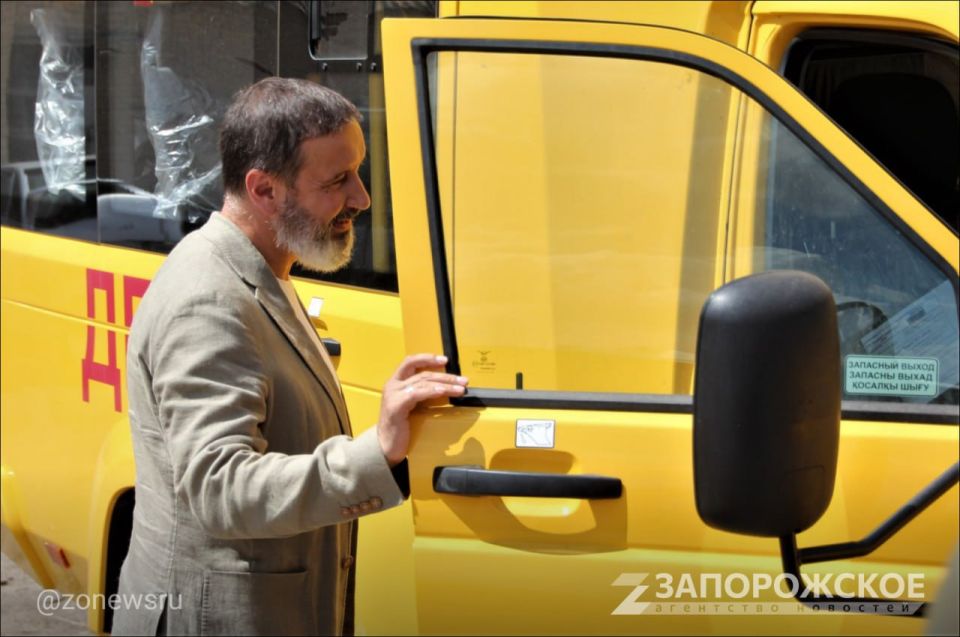 Министр образования передал новые автобусы представителям 10 школ Запорожской области Министр образования передал новые автобусы представителям 10 школ Запорожской области