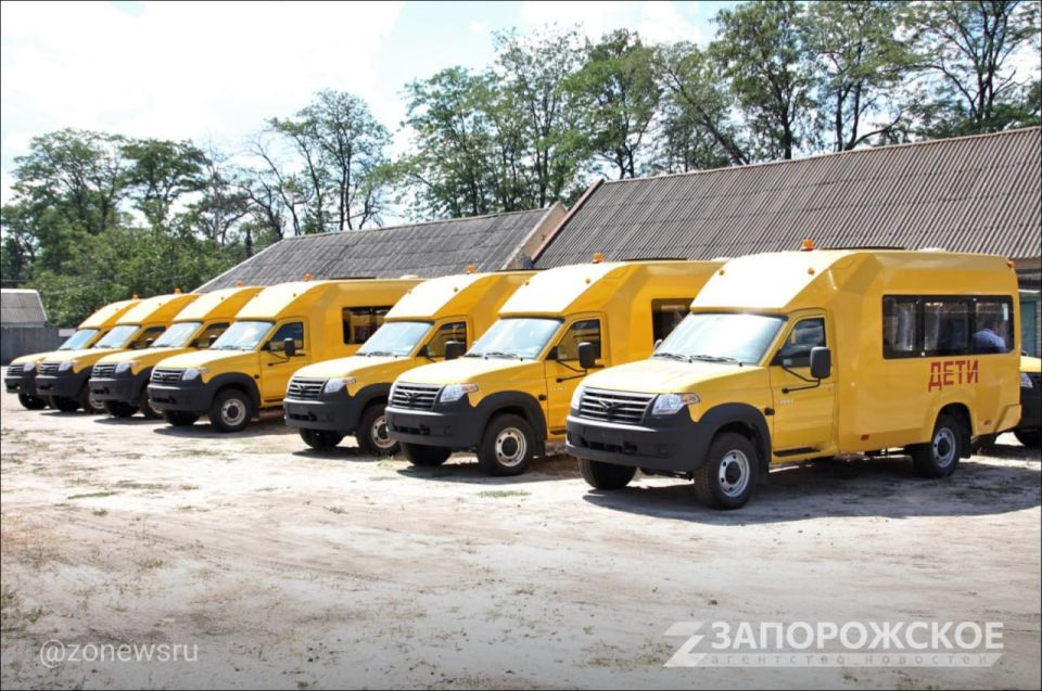 Министр образования передал новые автобусы представителям 10 школ Запорожской области Министр образования передал новые автобусы представителям 10 школ Запорожской области