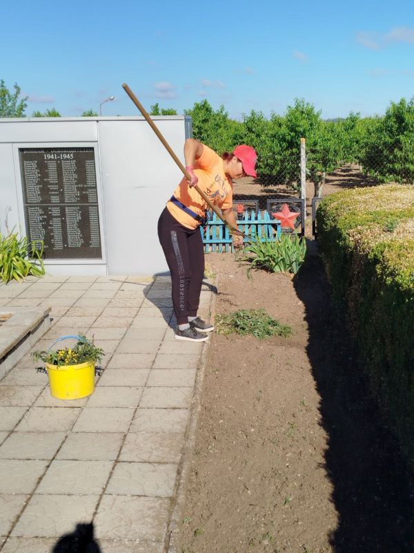 Сотрудники МУП «Жилсервис» провели работы по благоустройству на территории памятника погибшим воинам в селе Кирпичное Сотрудники МУП «Жилсервис» провели работы по благоустройству на территории памятника погибшим воинам в селе Кирпичное