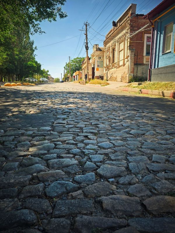 В Мелитополе Запорожской области на улице Дарьи Дугиной нашёл улочку с фрагментом булыжной мостовой