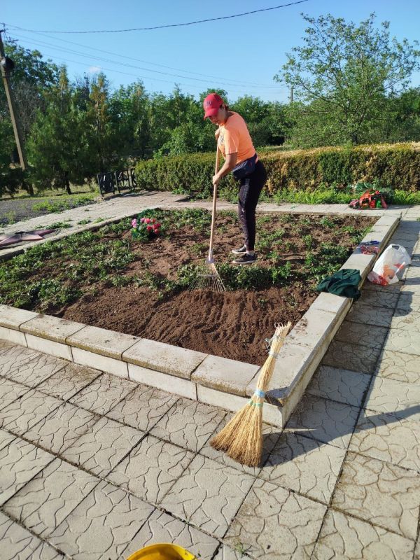 Сотрудники МУП «Жилсервис» провели работы по благоустройству на территории памятника погибшим воинам в селе Кирпичное Сотрудники МУП «Жилсервис» провели работы по благоустройству на территории памятника погибшим воинам в селе Кирпичное