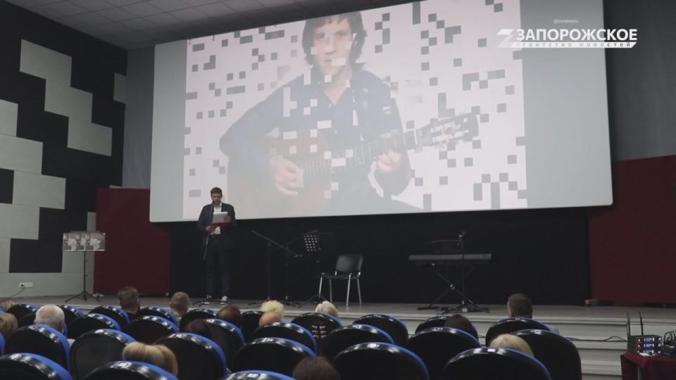 «Высоцкий был тем, кто говорил за всех»: концерт памяти Владимира Высоцкого в объективе корреспондента