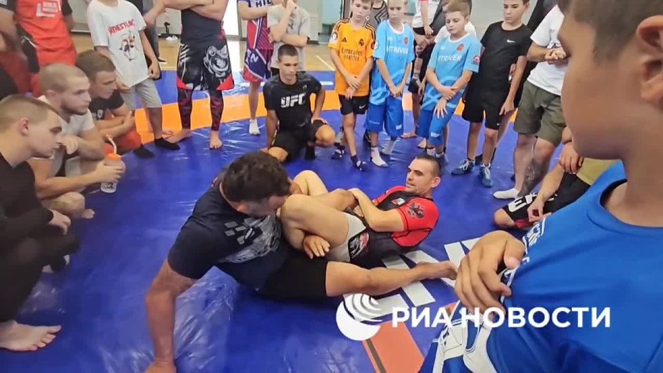 Бразильский боец UFC Франсимар Баррозу попросил принять его в гражданство России, находясь в Мелитополе на мастер-классе для местных спортсменов