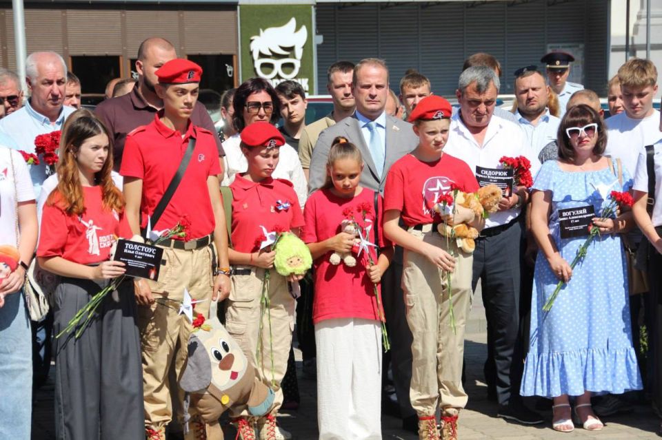 В Мелитополе почтили память детей – жертв войны в Донбассе В Мелитополе почтили память детей – жертв войны в Донбассе
